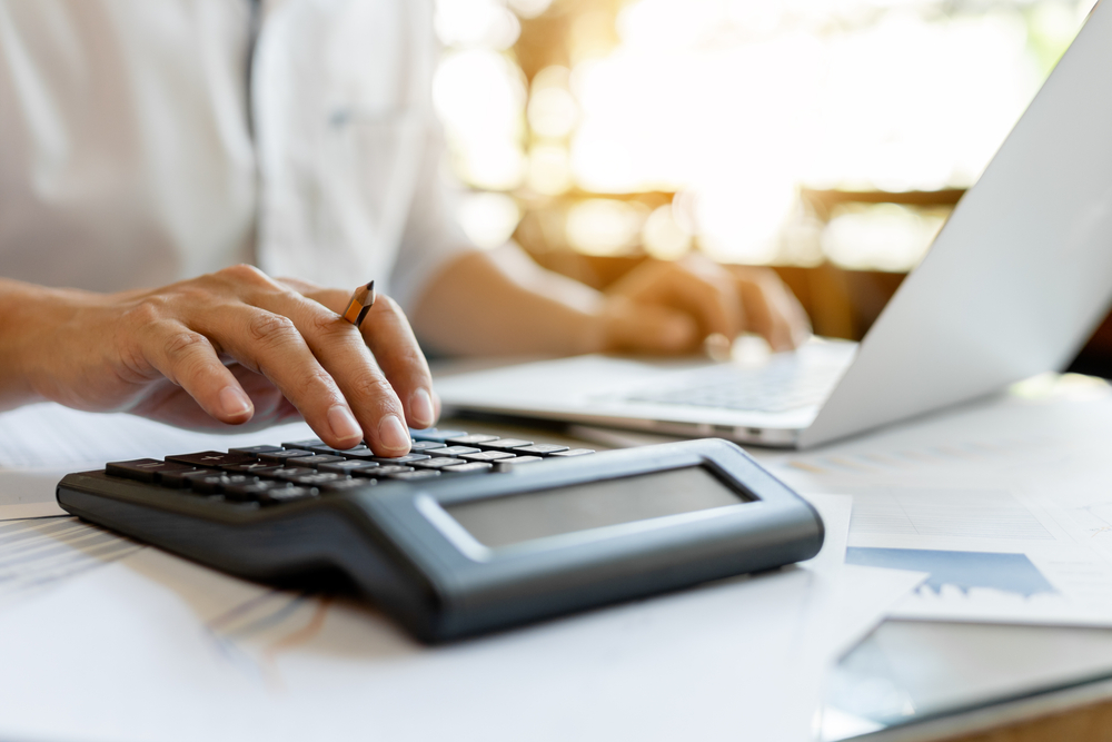 Close,Up,Businessman,Pressing,On,Calculator,For,Calculating,Cost,Estimating